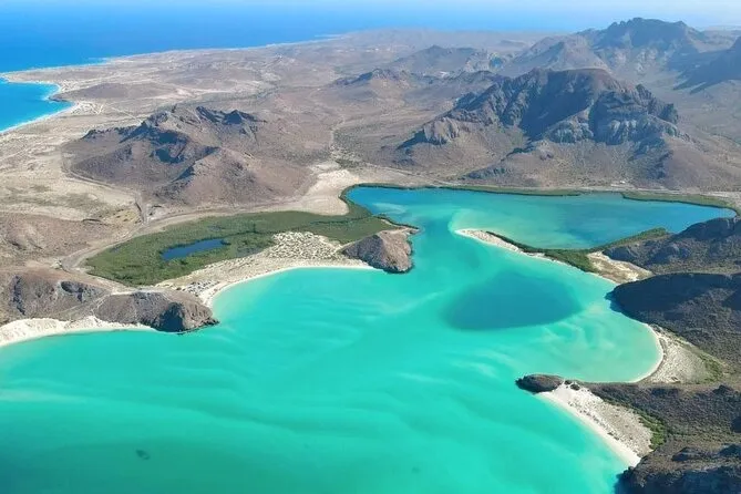 Vista aérea de las aguas turquesa y playas de la bahía de Balandra